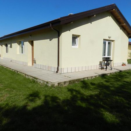Villa Campo Ezerets Luaran gambar